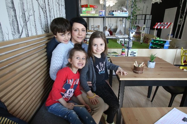 Anię Kijowską, właścicielkę Innej Bajki do otwarcia lokalu zainspirował syn Adaś. Na zdjęciu z Martą i Zofią.