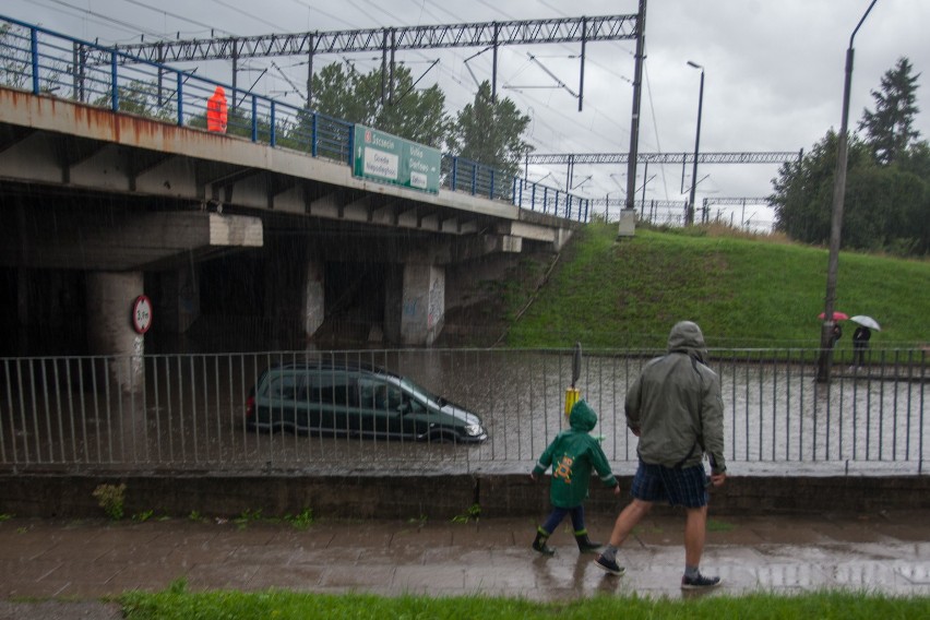 Zalany wiadukt na Szczecińskiej. Zobacz akcję wyciągania auta [zdjęcia] 