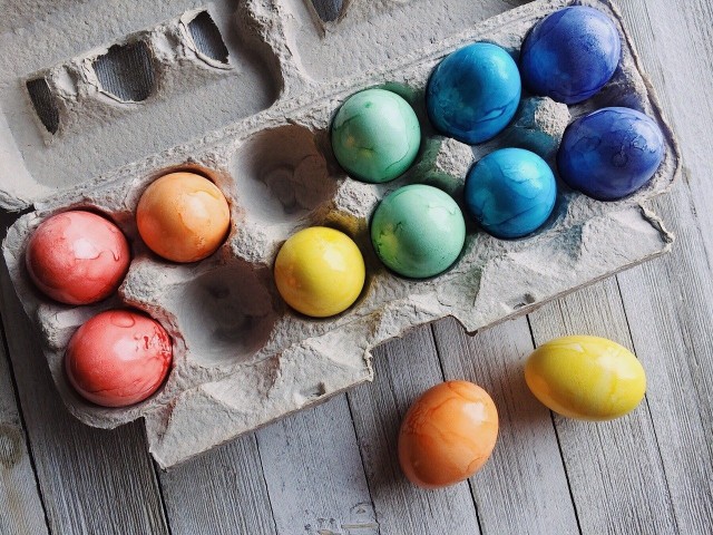 Czym malować jajka na Wielkanoc? Jest co najmniej kilka możliwości naturalnego barwienia.