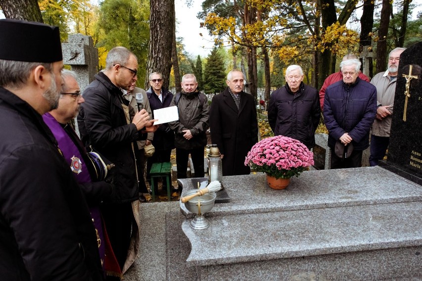 Białostoccy strażacy-emeryci na cmentarzy prawosławnym, przy...