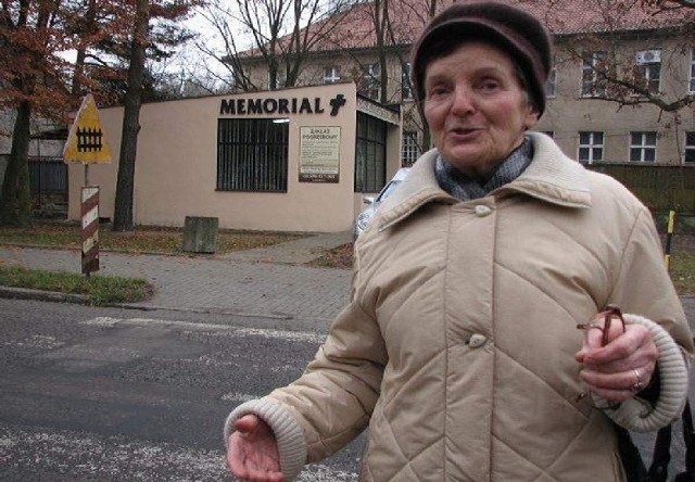 - Tego zakładu pogrzebowego nie powinno być przy szpitalu - uważa pacjentka kostrzyńskiej lecznicy Maria Stojanowska ze Słubic.
