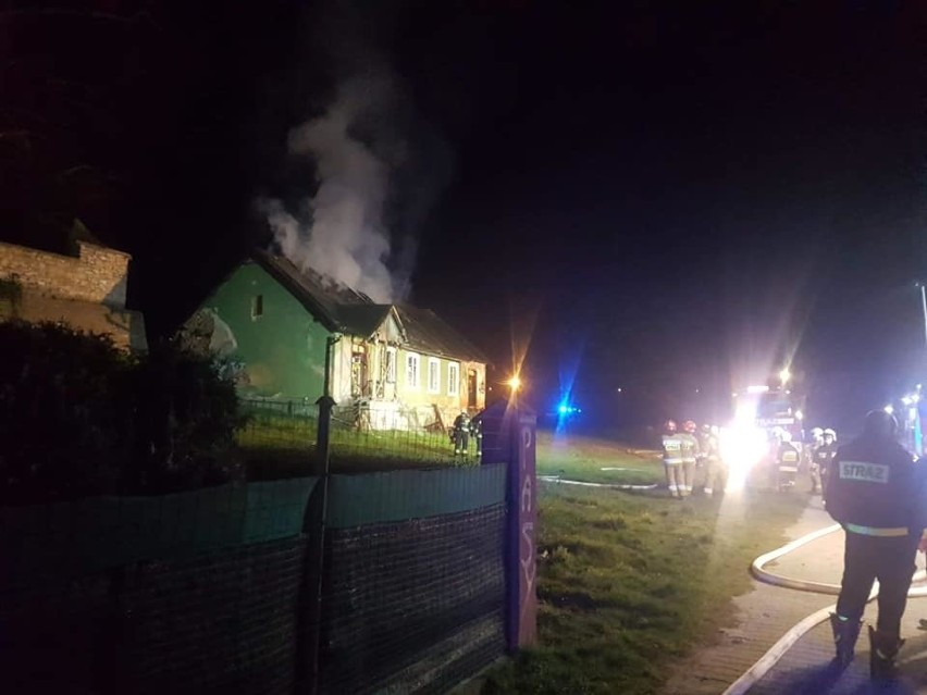Nocą wybuchł pożar w kompleksie budynków parafialnych w Rybnej. Paliła się organistówka