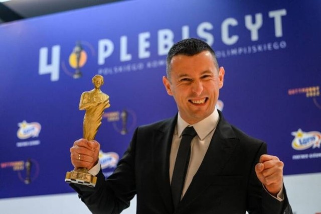Szymon Sowiński ze statuetką zwycięzcy 4. Plebiscytu Polskiego Komitetu Paraolimpijskiego na Sportowca Roku 2022