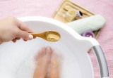 Rozgrzeje, ukoi i pomoże przy przeziębieniu. Imbirowa kąpiel stóp to idealny rytuał na chłodne dni. Zobacz, jak zrobić wodę imbirową do stóp