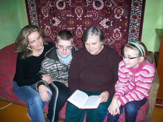 Anna Kapelak (w środku) z córką Iwona i wnukami Adą i Grzesiem.