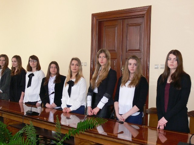 Pierwsze posiedzenie Młodzieżowa Rada Miasta Tarnobrzega III kadencji rozpoczęła od uroczystego złożenia ślubowania.