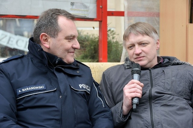 Podinsp. Andrzej Baranowski (z lewej) opowiada o bezpiecznym mieście