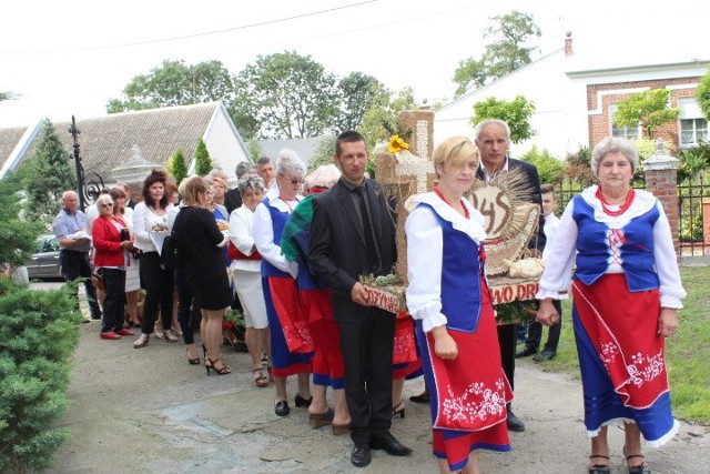 W niedzielę, 27 sierpnia, w „sercu Kujaw”, czyli byczyńskiej parafii p.w.  św. Jadwigi odbyły się parafialne dożynki. Parafialne święto plonów rozpoczęło się przed tutejszą świątynią, gdzie proboszcz ks. Andrzej Nowak poświęcił tegoroczne plony i dary  przygotowane przez wszystkie sołectwa z parafii. Następnie odbyła się procesja i liturgia dziękczynna za tegoroczne plony, która została uświetniona występami miejscowej orkiestry dętej i zespołem Kujawioki od Dobrego. Po dziękczynnym nabożeństwie uczestnicy udali się przed remizę strażacką na poczęstunek.