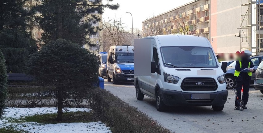 Skoczów: Samochód dostawczy dwukrotnie przejechał kobietę....