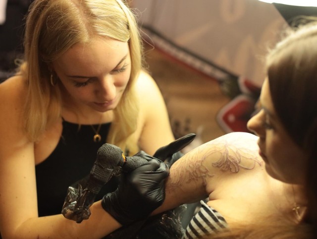 W USA większość osób z tatuażami stanowia kobiety.Na zdjęciu: Konwent tatuażu w Katowicach