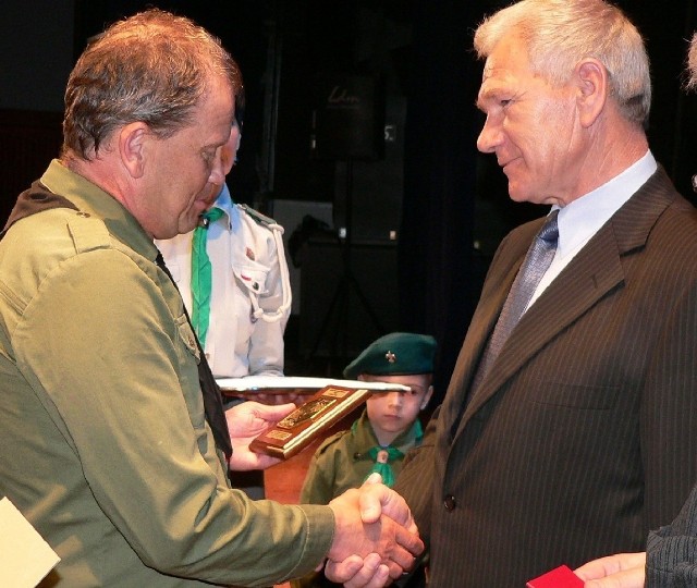 Buski przedsiębiorca Mieczysław Sas otrzymał Złotą Honorową Odznakę Przyjaciół Harcerstwa z rąk komendanta kieleckiej chorągwi Dariusza Bińczaka.