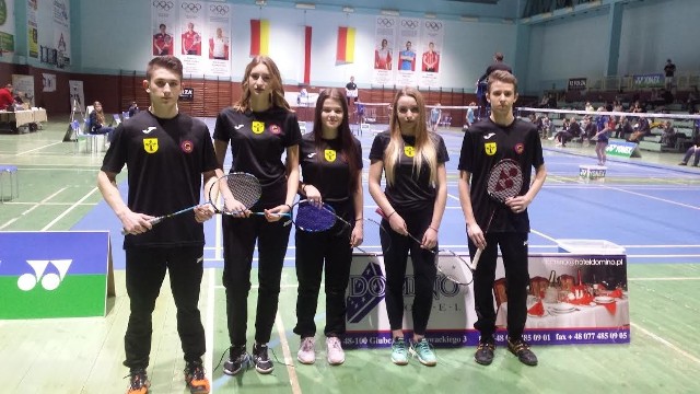 Na zdjęciach badmintonowi juniorzy młodsi Stali w Głubczycach, od lewej strony: Rafał Lejko, Beata Mycek, Zofia Tomczyk, Natalia Róg i Jakub Suszyński.