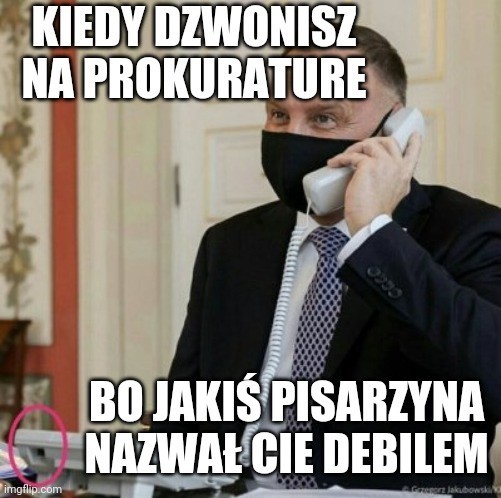 Andrzej Duda pokazuje, jak rozmawiać przez telefon w