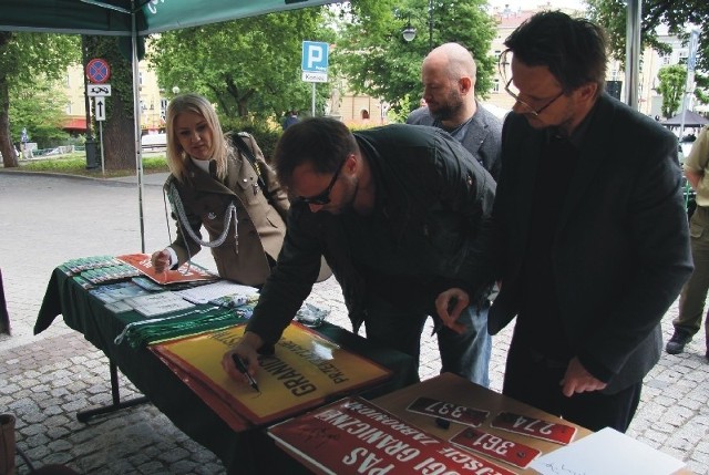 Na granicznych tablicach aktorzy złożyli swoje autografy.