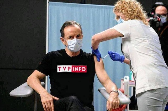 Marszałek Senatu Tomasz Grodzki zaszczepił się na koronawirusa. Internauci komentują w memach szczepienie i znikające logo WOŚP w TVP