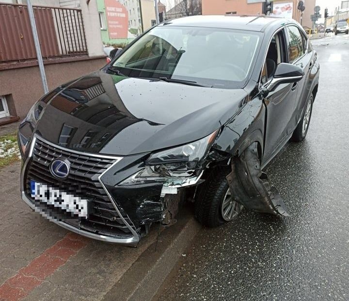 Wypadek w Makowie Mazowieckim. Na skrzyżowaniu zderzyły się dwa samochody osobowe. 02.02.2022