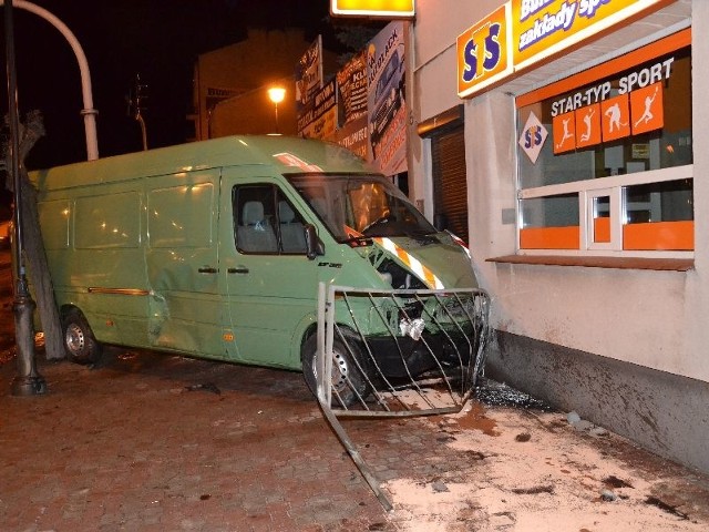 Bus, po tym jak uderzyło w niego audi, zjechał na chodnik i dobił do budynku.