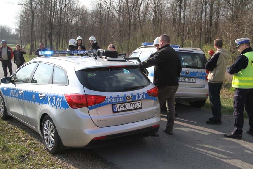 Mitsubishi dachowało z obwodnicy Grębowa, omal nie wpadło na rowerzystów. Kierowca był kompletnie pijany [ZDJĘCIA)