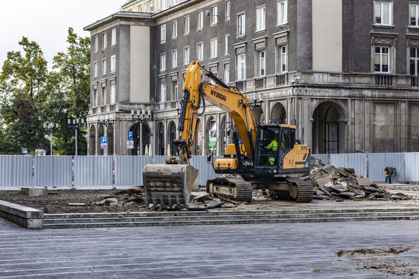 Kraków. Na al. Róż wjechał ciężki sprzęt. Zaczęli usuwać betonową płytę. Po zmianach ma tam wrócić zieleń [ZDJĘCIA] 