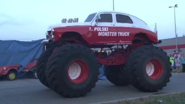 Z zabytkowej Warszawy zrobili monster trucka. Pokazy jazdy kaskaderskiej w Darłowie (WIDEO)