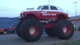 Z zabytkowej Warszawy zrobili monster trucka. Pokazy jazdy kaskaderskiej w Darłowie (WIDEO)