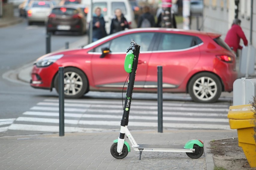 Najmłodsi Polacy chcą zastąpić samochody w mieście elektrycznymi hulajnogami. Wszystko przez brak... miejsc parkingowych!