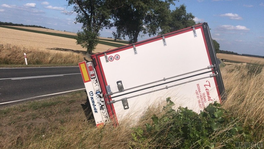 Nietypowe zdarzenie na drodze krajowej nr 41 pod Nysą. Naczepa odpadła od ciężarówki i wpadła do rowu [ZDJĘCIA]