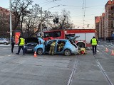 Wypadek osobówki z elektrykiem na ul. Krupniczej we Wrocławiu. Strażacy szybko odłączali kable