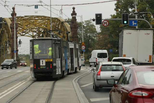 Na ul. Curie-Skłodowskiej przed mostem Zwierzynieckim kierowcy mają zwężenie. Zostaje im jeden pas, nawet gdy tory obok są puste.