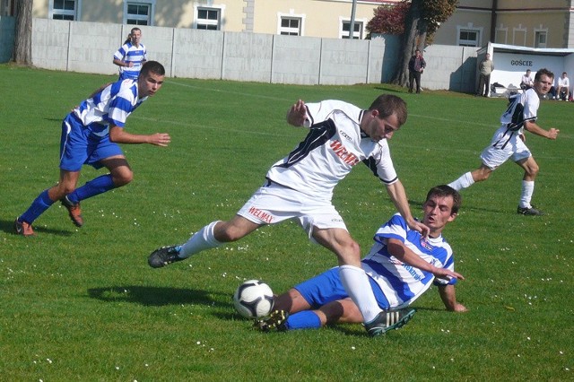 Piłkarze Pogórza (białe stroje) okazali się lepsi w Radymnie wygrywając 2-0