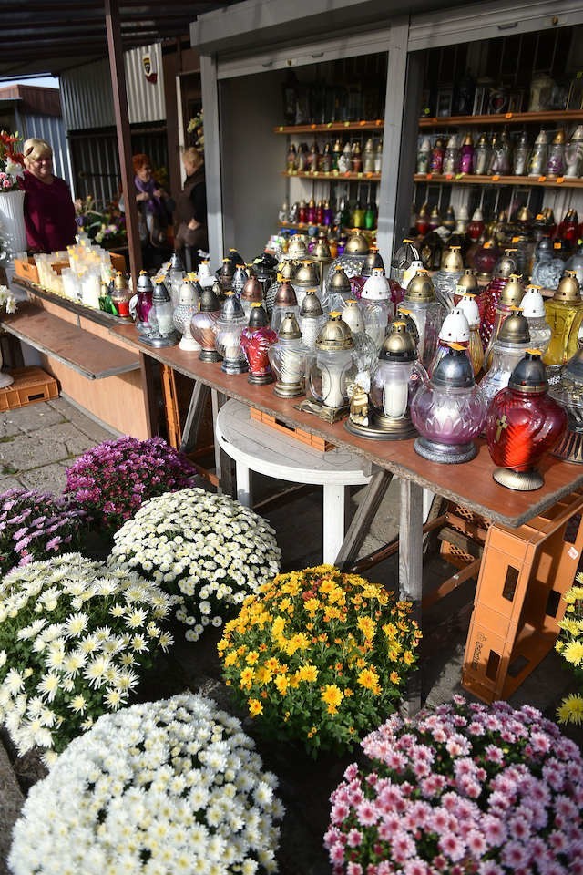 Ostatnie dni października to czas żniw dla sprzedawców zniczy i kwiatów. Ceny lampek zaczynają się od 2 złotych, a chryzantem - od 6 złotych