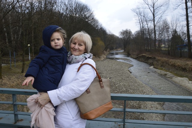 Danuta Kamińska do parku przyszła na spacer z wnuczką Amelką. Dziewczynka mieszka z rodzicami w Walii. Podczas ferii czy wakacji  w Gorlicach park jest jej ulubionym miejscem zabaw.