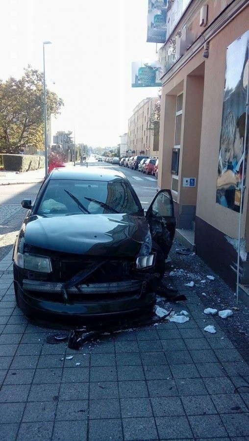 Dwa wypadki w centrum Jasła. Kobieta wjechała w budynek i potrącony motorowerzysta [ZDJĘCIA]