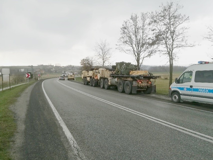 Gnojnik. Zderzenie wozów bojowych z amerykańskiej kolumny wojskowej na drodze krajowej nr 75