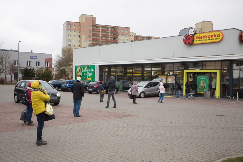 Godziny w sklepach tylko dla seniora, tylko na papierze. Sprawdzamy, czy słupszczanie przestrzegają nowych ograniczeń