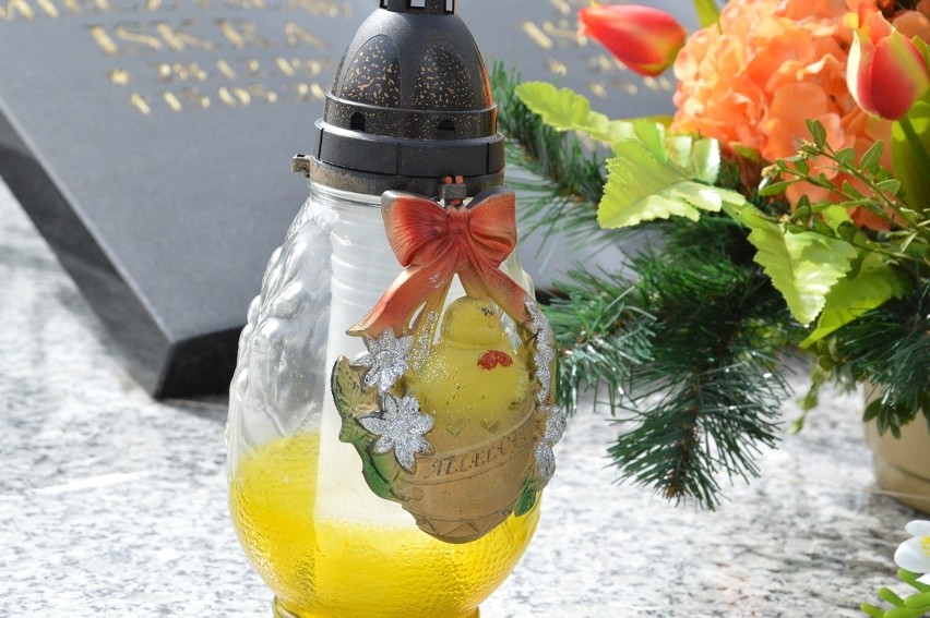 Wielkanocne znicze i kwiaty ozdobiły groby na cmentarzu w Stalowej Woli