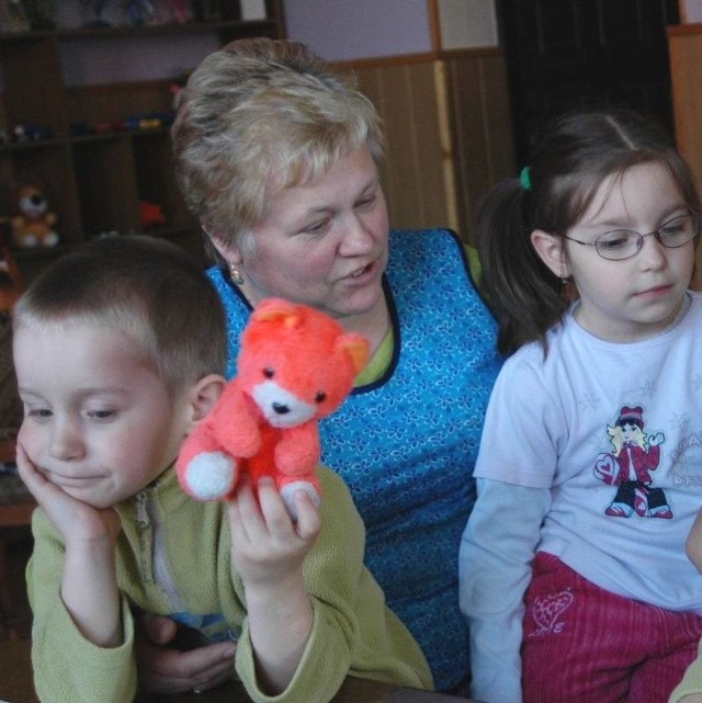 Anna Kowalska ze swoimi najmłodszymi dziećmi: (od lewej) Jankiem i Darią.