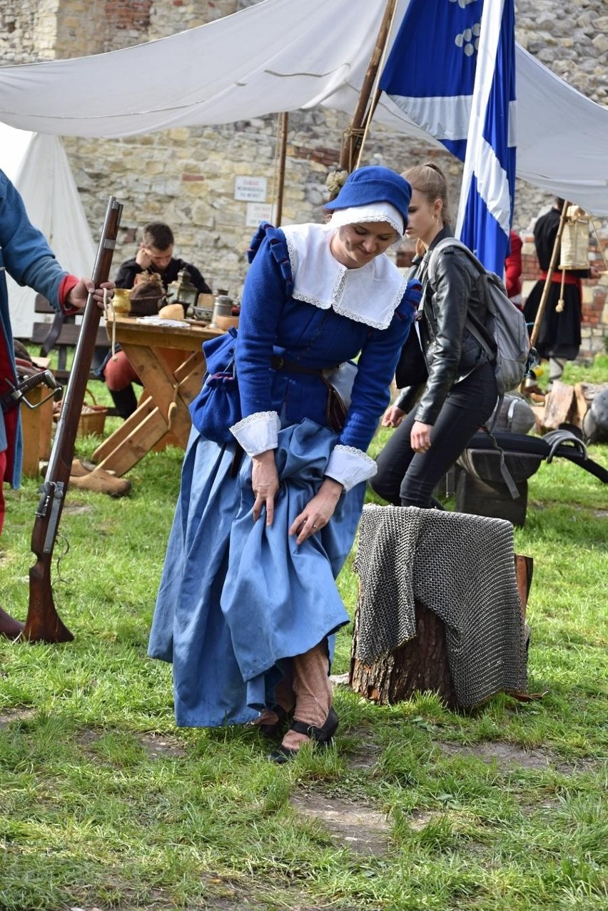 Rycerze i damy na zamku Tenczyn. Miłośnicy historii otworzyli sezon rekonstrukcji [ZDJĘCIA]