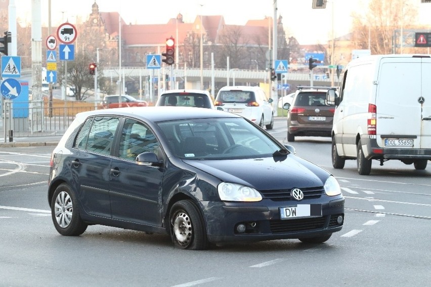Wypadek na skrzyżowaniu Traugutta i Pułaskiego we Wrocławiu (ZDJĘCIA)