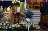 Pogrzeb Piotra ofiary morderstwa w loftach w Łodzi. Na cmentarzu w Zduńskiej Woli 33-latka pożegnała rodzina i przyjaciele 