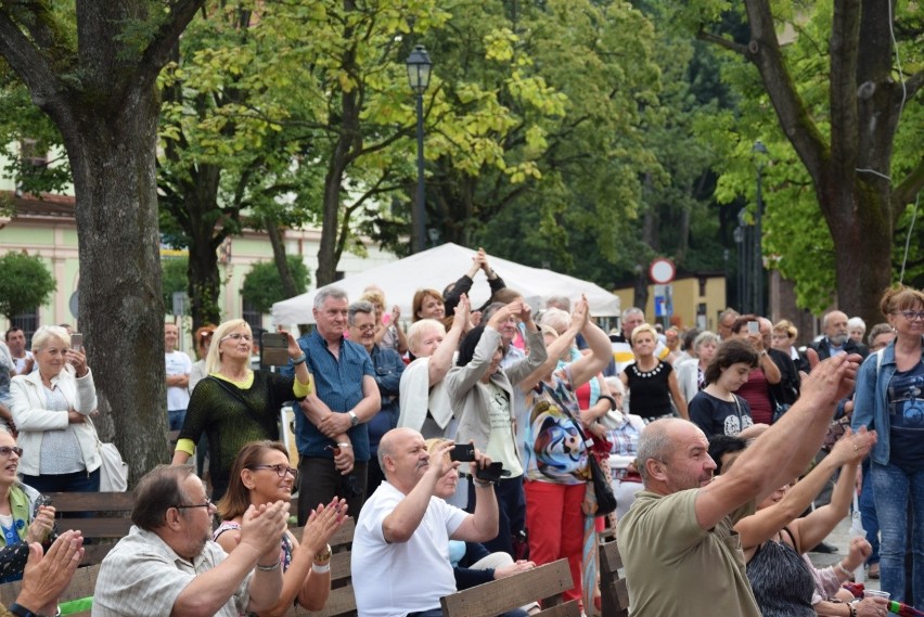 Seniorzy na koncercie Waweli. Krzeszowickie integracje z tańcami przed sceną [ZDJĘCIA]