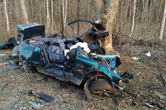 Śmiertelny wypadek w powiecie brodnickim. W Bobrowie samochód osobowy uderzył w drzewo. Dwie osoby zginęły na miejscu.