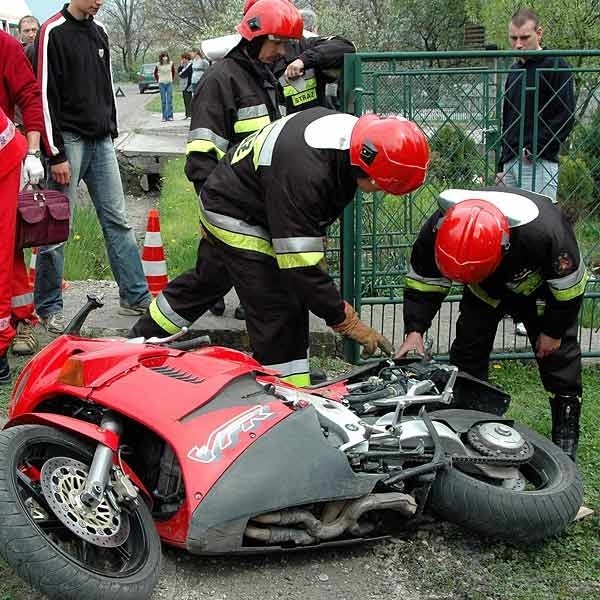 Brawura motocyklistów bardzo często kończy się właśnie tak...