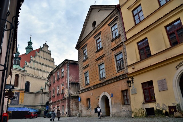 Wzmianki o kamienicy przy Złotej 5 pochodzą już z 1518 r. W latach 1730-36 był tu szpital. Od 1971 r. kamienica jest w rejestrze zabytków 