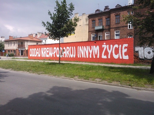 Kolorowy mural wykonał honorowy dawca krwi