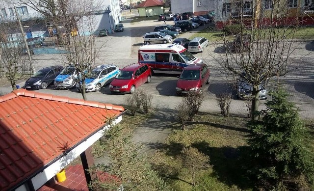 Przy jednym z bloków przy ul. Żeglarskiej w Kostrzynie stoją radiowozy policji i karetka pogotowia.