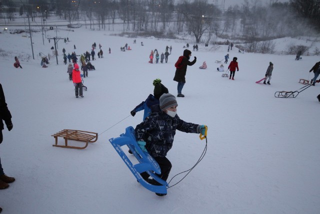 Zabawa na Górce Środulskiej w Sosnowcu. Hitem tegorocznej zimy są bez  wątpienia sanki! | Dziennik Zachodni