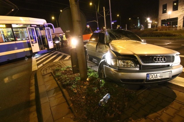 Po godzinie 20 doszło do kolejnego dzisiaj, poważnego wypadku tramwaju. Trzy osoby zostały ranne. Na skrzyżowaniu ulic Brücknera i Toruńskiej zderzył się samochód osobowy z tramwajem.