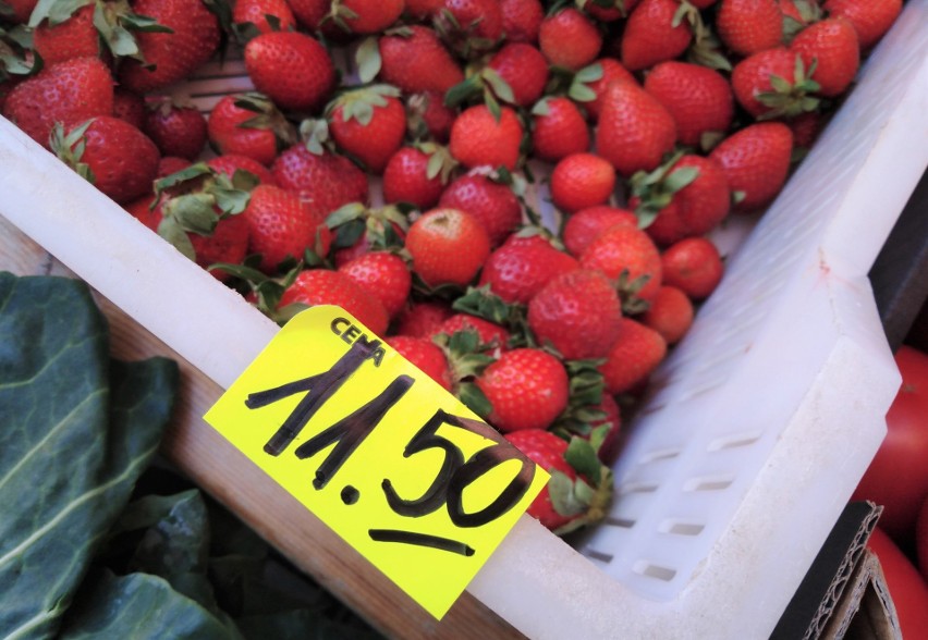 Ceny truskawek powoli spadają. Obecnie (2 czerwca) kosztują...