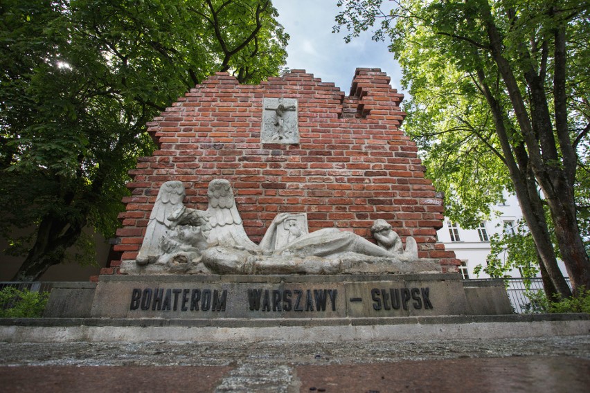 Pierwszy pomnik ku czci powstańców warszawskich stanął w Słupsku [zdjęcia]